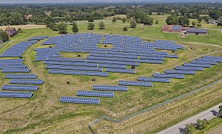 Eine Freiflächen-Photovoltaik-Anlage, wie hier in Rietberg im Kreis Gütersloh, wird immer häufiger errichtet. - Roland Thöring