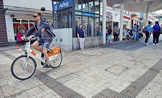 Wer hat hier Vorrang? Rechts der schwarze Asphalt des Radwegs. Dann unterbrechen Pflastersteine den Radweg. Blinde, die den Leitrillen folgen, merken nicht, dass sie einen Radweg überqueren. - Barbara Franke