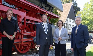 NRW-Heimatministerin Ina Scharrenbach (2. v. r.) wird an der restaurierten Lok von Bürgermeister Matthias Möllers (2. v. l.) und seinem Amtsvorgänger Hans Jürgen Wessels begrüßt. Sie alle loben die Arbeit von Restauratorin Dorothee Brück. - Kurt Blaschke