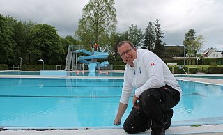 Noch recht kühl: Es ist wegen der kalten Nächte noch ungewiss, ob das Wasser im Brakeler Freibad bis Anfang Juni auf die gewohnten 27 Grad erwärmt werden kann, meint Bernd Willeke. - Manuela Puls