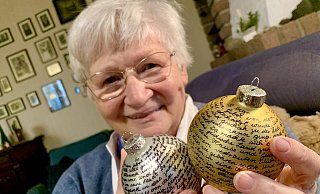 Geschrieben wird im Hause Schwermann auf goldene, silberne und rote Kugeln. Für die Weihnachtsgeschichte ist fast die gesamte Fläche notwendig. - Jens Reddeker