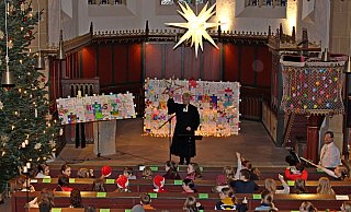 400 Schülerinnen und Schüler der Jahrgangsstufen fünf bis acht nehmen an der Weihnachtsfeier der HSS teil, die erstmals vom neuen Pfarrer Uwe Sundermann begleitet wurde. - Christian Landerbarthold