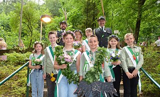 Kinderkönigin Hannah Wagner und Kinderkönig Marius Salitter (vorne) freuen sich zusammen mit dem Kronprinzenpaar Nica Diekmann und Paul Speckmann (l.), dem Zepterprinzenpaar Luna Hoffmann und Jakob Ristau (hinten Mitte), dem Apfelprinzenpaar Amy Siemens und Jan Lukas Fietz (r), Oberstadjutant Tobias Nixdorf (hinten links) und Markus Höhne (hinten rechts) auf das Kinderschützenfest in Oerlinghausen. - Patrick Bockwinkel