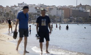 Mallorca ist - wie andere Regionen Spaniens - nicht nur bei Touristen, sondern auch bei ausländischen Immobilien-Investoren sehr beliebt. Das führt zu Wohnungsnot. - dpa/Clara Margais