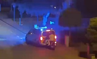 Das Video, das im September auftauchte, zeigt, wie der Roller in den scharf bremsenden Polizei-Van prallt. - Screenshot: privat