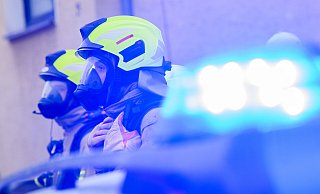 Die Löschzüge aus Rietberg und Mastholte rückten am Freitag zu dem Bauernhof im Kreis Gütersloh aus. Eine Person wurde verletzt. - Symbolfoto/picture alliance
