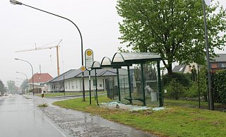 Zerstört: Ein Auslieferungsfahrer war mit seinem Kleinwagen auf regennasser Fahrbahn in das Wartehäuschen gerutscht. - Polizei Minden-Lübbecke