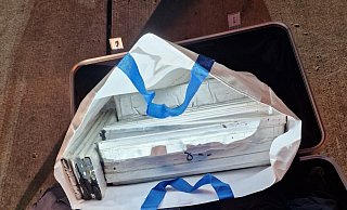 Die Päckchen mit Rohopium befanden sich in einem silbernen Koffer - "kein alltäglicher Fund". - Hauptzollamt Bielefeld