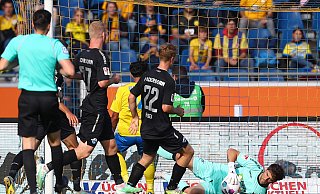 SCP-Keeper Jannik Huth (hier bei einer Parade auf dem Boden) war in Braunschweig ein guter Rückhalt. - IMAGO/Jan Huebner