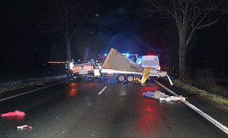 Der Anhänger blockiert die Straße und muss geborgen werden. - Kreispolizeibehörde Höxter