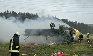 Mehrere Stunden brauchte die Feuerwehr Höxter, zum den Brand auf einem Feld bei Bruchhausen zu löschen. - Feuerwehr Höxter