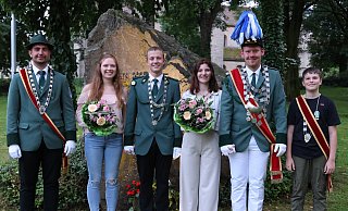 Stehen im Mittelpunkt: Jugendprinz Tom Tölle (v. l.), Gastfrau Carla Pape, Königsgast Peter Brenneke, Königin Katharina Bach, König Lukas Kreimeyer und Schülerprinz Lars Standaert. - Privat