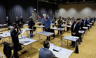 Die Mitglieder des neuen Hüllhorster Rates in der konstituierenden Ratssitzung im November 2020 während der Vereidigung. In der Sitzung wurden alle Beschlüsse einstimmig gefasst. - Heike von Schulz