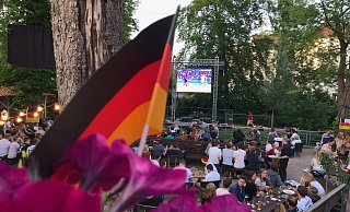 Gleich fünf Fernseher hat Karl-Heinz Militzer im Deutschen Haus aufgestellt. Dieses Foto ist während der Männer-WM 2021 entstanden. - Archivfoto: Anna Klinge