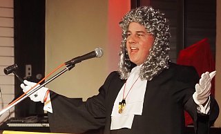 „Gnadenlos“ rechnete der Scharfrichter (Stephan von Kölln) mit den Berliner Spitzenpolitikern ab. - Josef Köhne