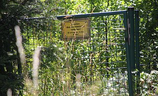 Ein Schild weist Fremde darauf hin, dass das Betreten des Grundstücks am Ahler Grenzweg verboten ist. - Florian Weyand