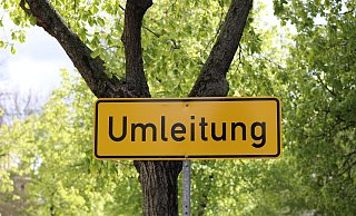 Eine Umleitung im Bereich des Flughafens ist eingerichtet. - (Symbolbild) Pixabay