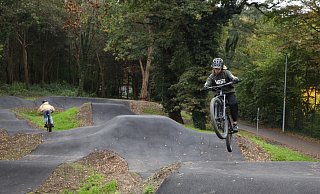 Abgehoben: Lennox Menzel lässt sein Bike über den Pumptrack fliegen. - Jörg Stuke