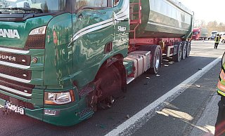 Beim Lkw eines Transportunternehmens ist am frühen Donnerstagnachmittag der Reifen des linken Vorderrads geplatzt. Dadurch kam es auf der A2 zu einer Kollision mit einem anderen Laster. - Feuerwehr Gütersloh