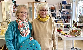 Waltraud Teigeler (l.) und Gisela Simon vom Salzkottener Eine-Welt-Kreis arbeiten, wie alle Mitglieder, ehrenamtlich im Eine-Welt-Laden oder organisieren Veranstaltungen. - Carola Drabon