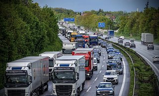 Langer Stau nach einem Unfall auf der A2 in Bielefeld. - Paul Brinkmann