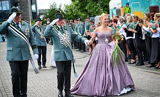 König Stefan Bockhorst (Mitte) und Königin Nicole Hagemann-Bockhorst grüßen befreundete Schützenvereine und Musikkapellen am Reichowplatz. - Barbara Franke