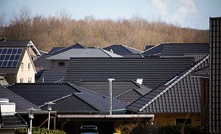 Viele Familien können sich den Kauf oder das Bauen eines eigenen Hauses nicht mehr leisten - und drängen ebenfalls auf den angespannten Wohnungsmarkt. - dpa