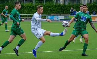 Jöllenbecks Ole Schürmann (Mitte) erzielte das 3:0 für seinen TuS im Derby beim SCB. - Andreas Zobe