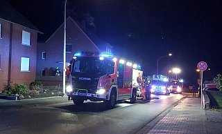 Die Feuerwehr um kurz nach Mitternacht im Einsatz an der Kleestraße. - Feuerwehr Paderborn