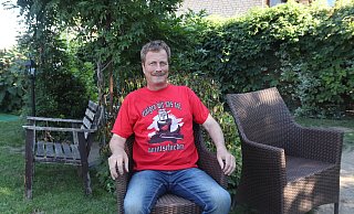 Thomas Heilig kämpft gegen den Krebs. "Mindestens unentschieden" hat er sich vorgenommen - und sich deshalb gleich dieses rote T-Shirt angeschafft. - Heidi Froreich