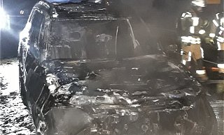 Der Pkw wurde bei dem Feuer im Motorraum zerstört. - Freiwillige Feuerwehr Warburg
