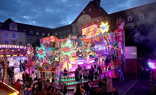 Die Herforder City-Kirmes findet auf dem Rathausplatz statt. Doch sobald die Fläche umgebaut wird, muss die Veranstaltung während der Bauphase weichen. - Frank-Michael Kiel-Steinkamp