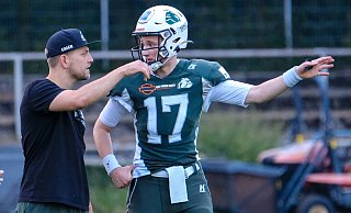 Da gehts lang: Trainer Felix Gorny im Gespräch mit Quarterback Luis Altehoefer. - Andreas Zobe