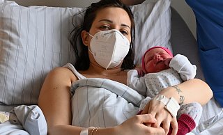 Töchterchen Klea hat sich 16 Stunden Zeit gelassen, um auf die Welt zu kommen. Mama Liridona Haziri ist geschafft, aber glücklich. "Das Warten hat sich gelohnt." - NW