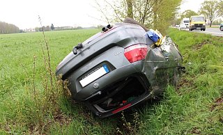 Der Pkw kommt auf dem Dach zum Stillstand. - Polizei Minden-Lübbecke