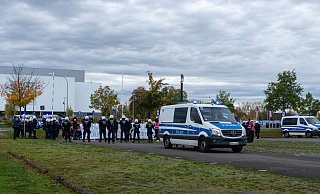 Grölende Fußballfans, die durch die Stadt ziehen: Dieses Szenario probten hunderte Einsatzkräfte der Polizei bei einer großangelegten Übung in Paderborn. - Lena Henning