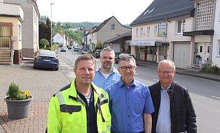 Wassermeister Lothar Scholle (v. l.), Bezirksverwaltungsstellenleiter Sebastian Rapp, Stadtwerke-Betriebsleiter Matthias Frank und Bürgermeister Hubertus Grimm erläutern die Baumaßnahme. - Burkhard Battran