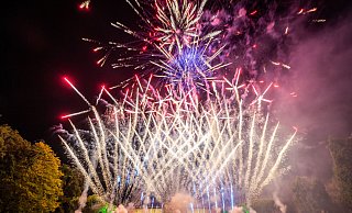 Hier darf der nur Profi ran: Das Feuerwerk bei den Parklichtern im Kurpark von Bad Oeynhausen im August 2022. Die Grünen hätten ein solches zentrales Feuerwerk gerne auch an Silvester gesehen. - Lino Mirgeler