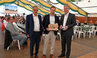 AGN-Initiator Georg Schneider (l.) beging das Jubiläumsfest auch mit dem neuen Vorsitzenden Thorsten Dahm und Hövelhofs Bürgermeister Michael Berens. - Raphael Athens