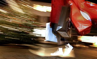 Volle Taschen zur Weihnachtszeit. Heute können die Besucher der Innenstadt außerhalb der normalen Öffnungszeiten im Einzelhandel einkaufen. Foto: Gerald Dunkel - Gerald Dunkel