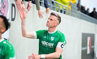 Trotz hoher Heimniederlage: Kapitän Daniel Flottmann beim Abklatschen mit den Fans. - Joel Beinke