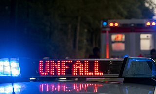 Der Unfallverursacher aus dem Kreis Paderborn wurde beim zweiten Crash leicht verletzt. - picture alliance / Fotostand