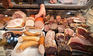 Fleisch, Wurst und Schinken von vier verschiedenen Tierrassen werden auf dem Biohof an der Alleestraße angeboten. - Oliver Krato