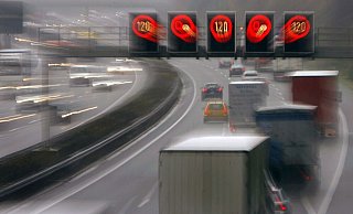 Auf einer der wichtigsten Verkehrsachsen kann der Autoverkehr wieder fließen. - Jochen Lübke/picture-alliance/dpa