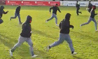 Vermummte liefen nach Schlusspfiff der Partie zwischen dem SV Lippstadt und dem FC Gütersloh aufs Spielfeld. - NW