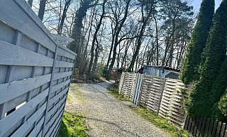 Sichtschutzwände grenzen die Parzellen auf dem Boker Campingplatz ab. - Jens Reddeker