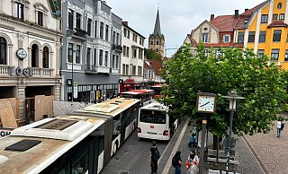 Der Alte Markt ist im Busverkehr ein sogenannter Rendez-Vous-Punkt, an dem zu Spitzenzeiten bis zu 17 Busse gleichzeitig stehen. - Katharina Eisele