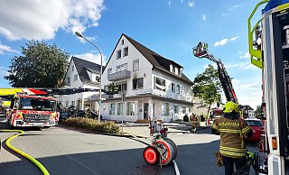 Mit zwei Drehleitern war die Feuerwehr Paderborn an der Kilianstraße im Einsatz. - Ralph Meyer