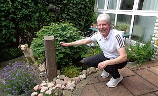 Wieder zuhause: Der Ex-Profi des SC Herford wohnt seit rund einem Monat wieder in Mennighüffen. Im Garten schaut Hund Ivy zu, was das Herrchen denn da veranstaltet. - Dirk Kröger