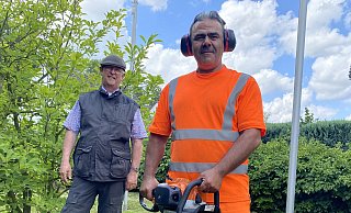 Riad Asaad mit Chefgärtner Bernd Hoffmann im Garten der Stadtwerke. - Dirk Windmöller